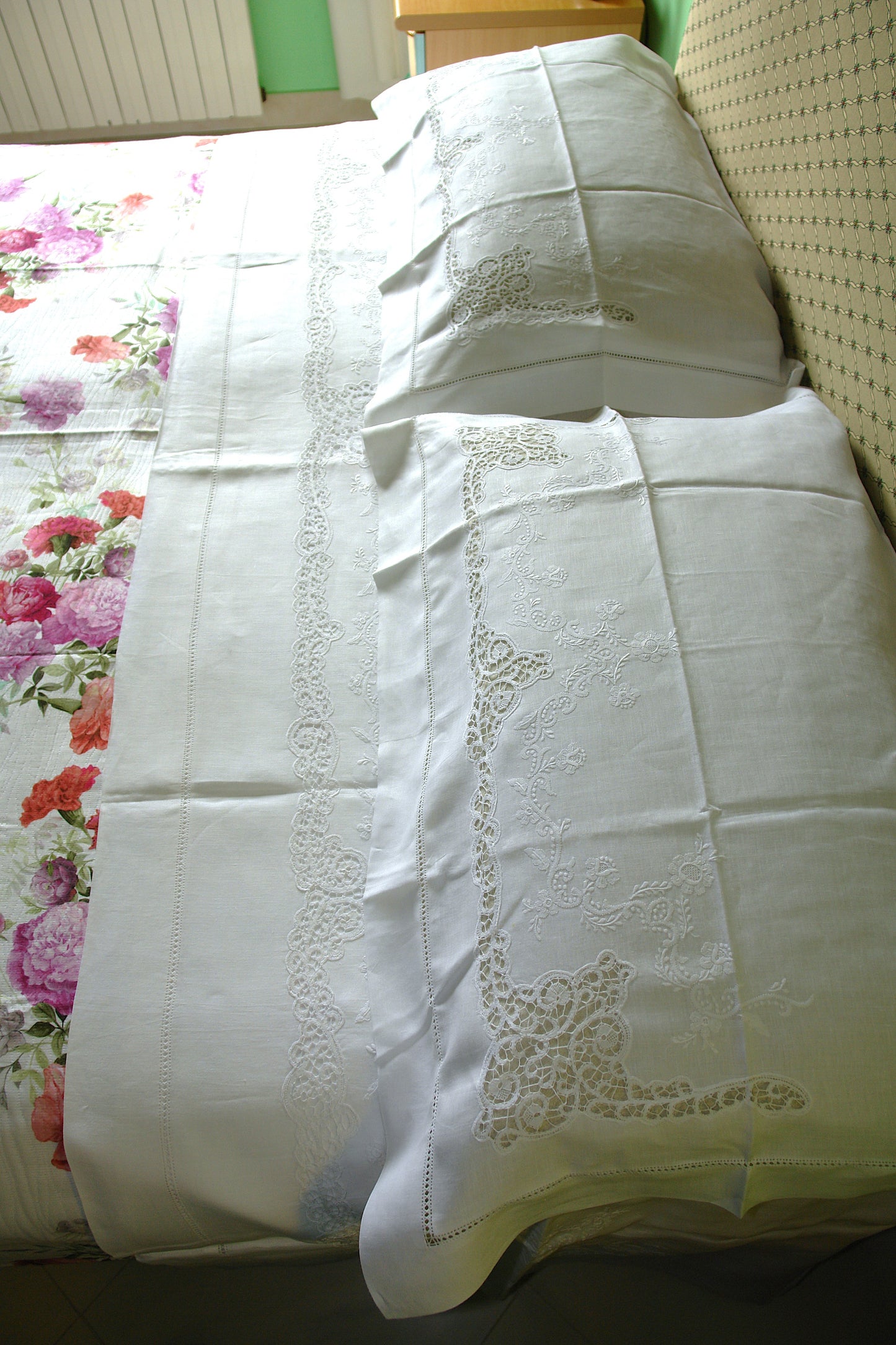 Sgarlata Home parure matrimoniale senza il lenzuolo di sotto in Puro Lino Bellora e pregevole pizzo di Cantù fatto a mano art. Asnago