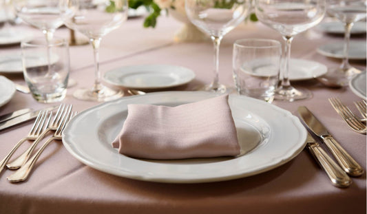Regole del Galateo a Tavola, come apparecchiare e comportarsi nelle cene eleganti secondo il bon ton