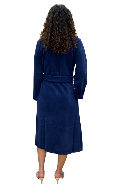 Frauenkleider in Viskose -Batterien modellieren klassische Schalkunst. Nina