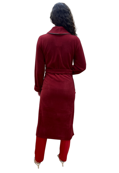 Frauenkleider in Viskose -Batterien modellieren klassische Schalkunst. Nina