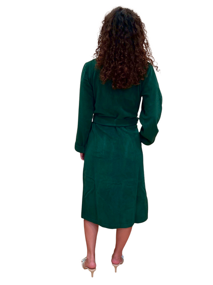 Frauenkleider in Viskose -Batterien modellieren klassische Schalkunst. Nina