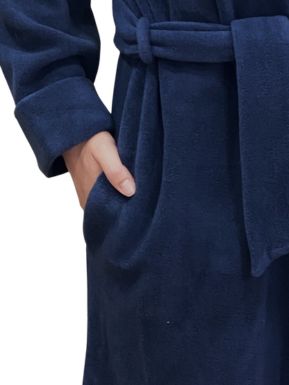 Frauenkleider in Viskose -Batterien modellieren klassische Schalkunst. Nina