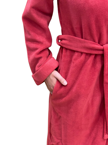 Frauenkleider in Viskose -Batterien modellieren klassische Schalkunst. Nina