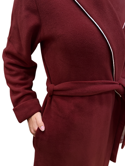 Frauenkleider in Viskose -Batterien modellieren klassische Schalkunst. Nina