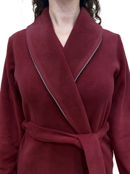 Frauenkleider in Viskose -Batterien modellieren klassische Schalkunst. Nina