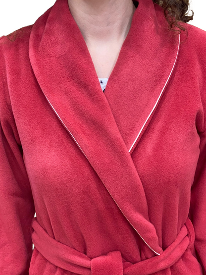 Frauenkleider in Viskose -Batterien modellieren klassische Schalkunst. Nina