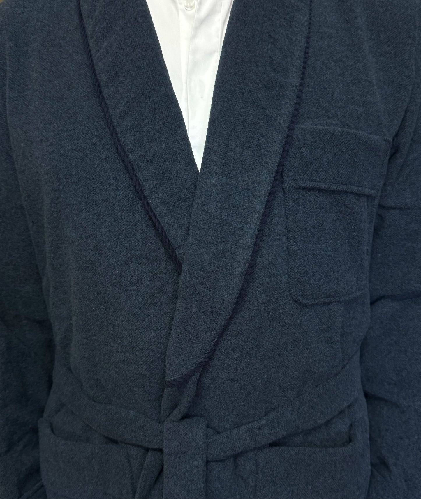 Kurze Kammer -Dressingkleid für Männer in gemischtem Wollmodell klassische Schalkunst. Oslo