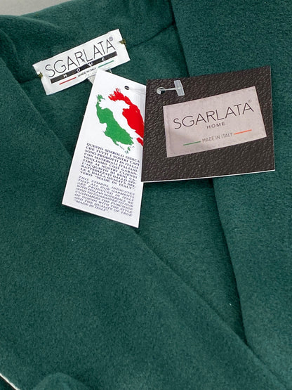 Frauenkleider in Viskose -Batterien modellieren klassische Schalkunst. Nina