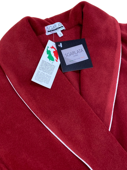 Frauenkleider in Viskose -Batterien modellieren klassische Schalkunst. Nina