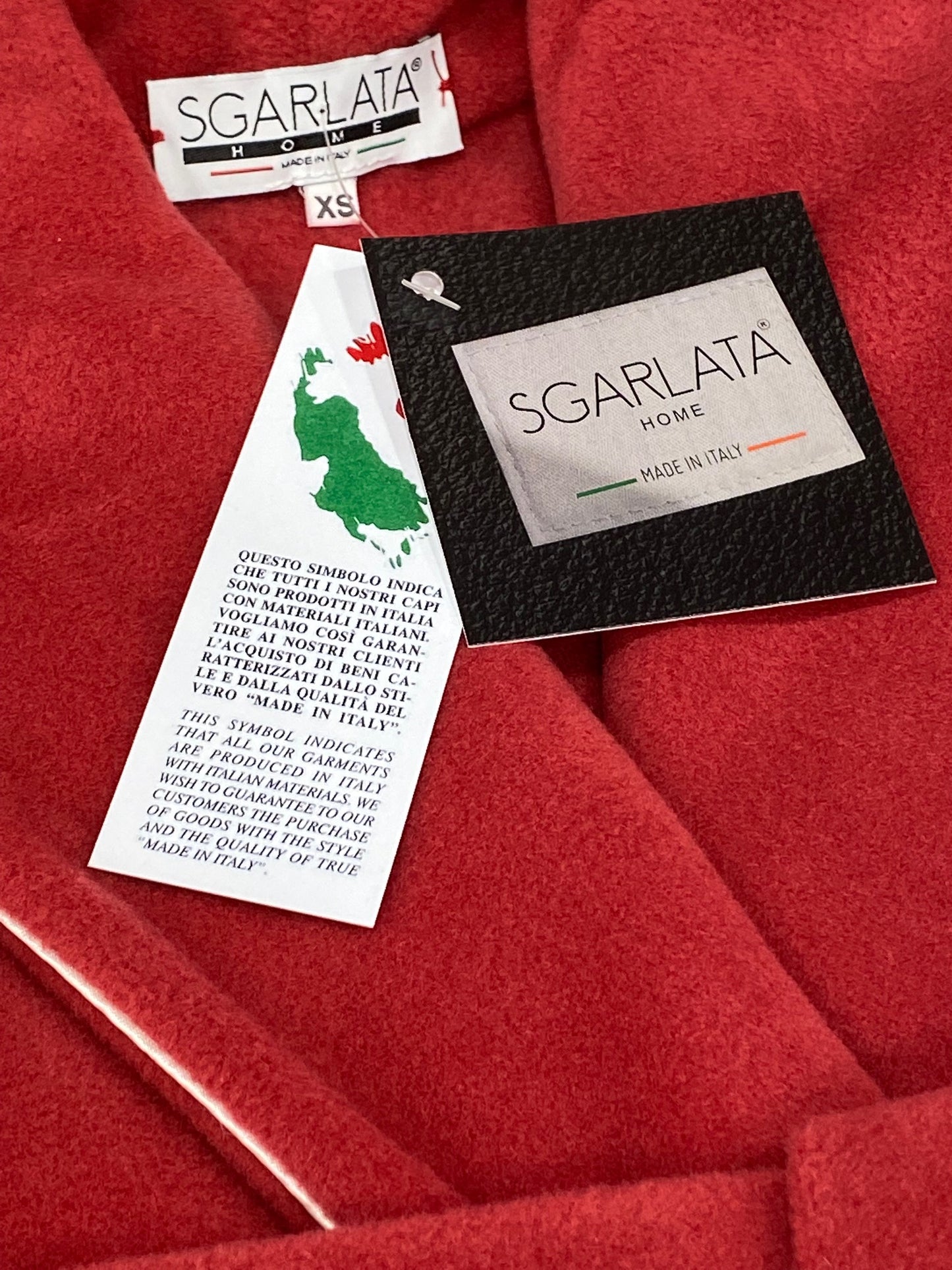 Frauenkleider in Viskose -Batterien modellieren klassische Schalkunst. Nina