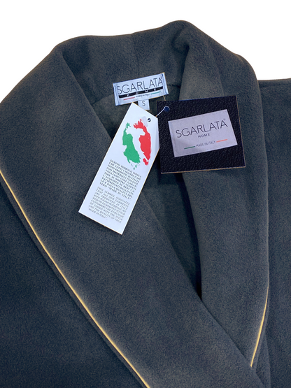 Frauenkleider in Viskose -Batterien modellieren klassische Schalkunst. Nina