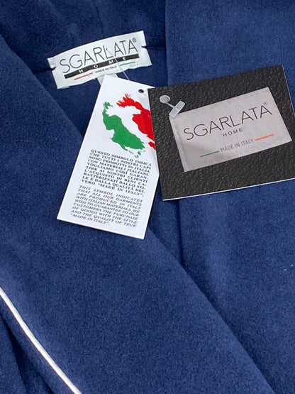 Frauenkleider in Viskose -Batterien modellieren klassische Schalkunst. Nina