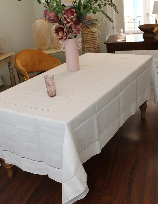 Bellavia Ricami precious table service in Pure Linen with Gigliuccio stitch handmade art. Gigliucccio