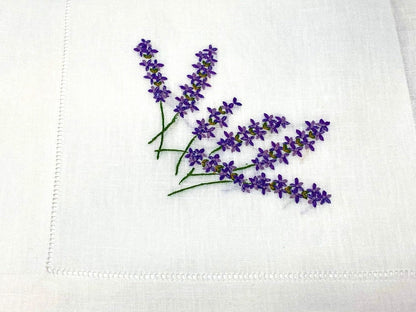 BELLAVIA RICAMI Elegante Servizio da tavola in Puro Lino 100% Rifinito con prezioso Orlo a Giorno e Ricami a Mano Art. Lavanda con tovaglioli Rettangolare per 12 posti cm. 180x270