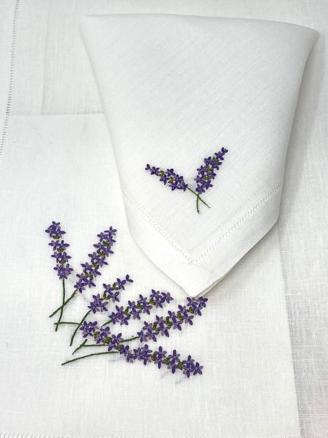 BELLAVIA RICAMI Elegante Servizio da tavola in Puro Lino 100% Rifinito con prezioso Orlo a Giorno e Ricami a Mano Art. Lavanda con tovaglioli Rettangolare per 12 posti cm. 180x270