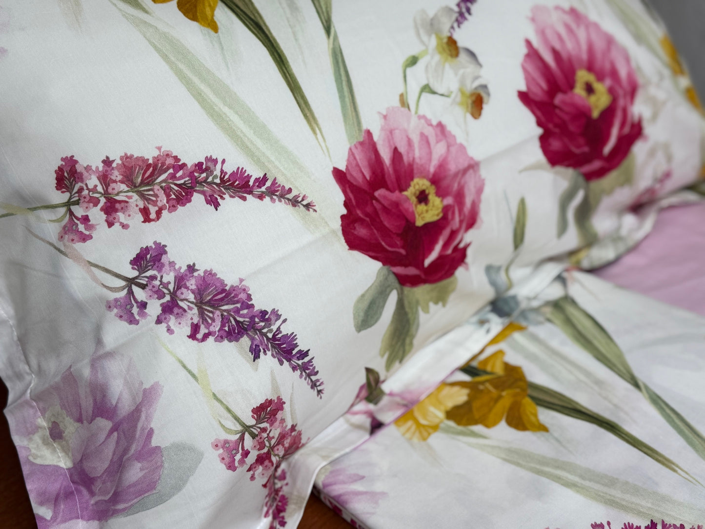 Mirabello Completo Lenzuola letto Due piazze in fine Percalle di Cotone, Effetto copriletto con Doppia Balza Art. Charming flowers