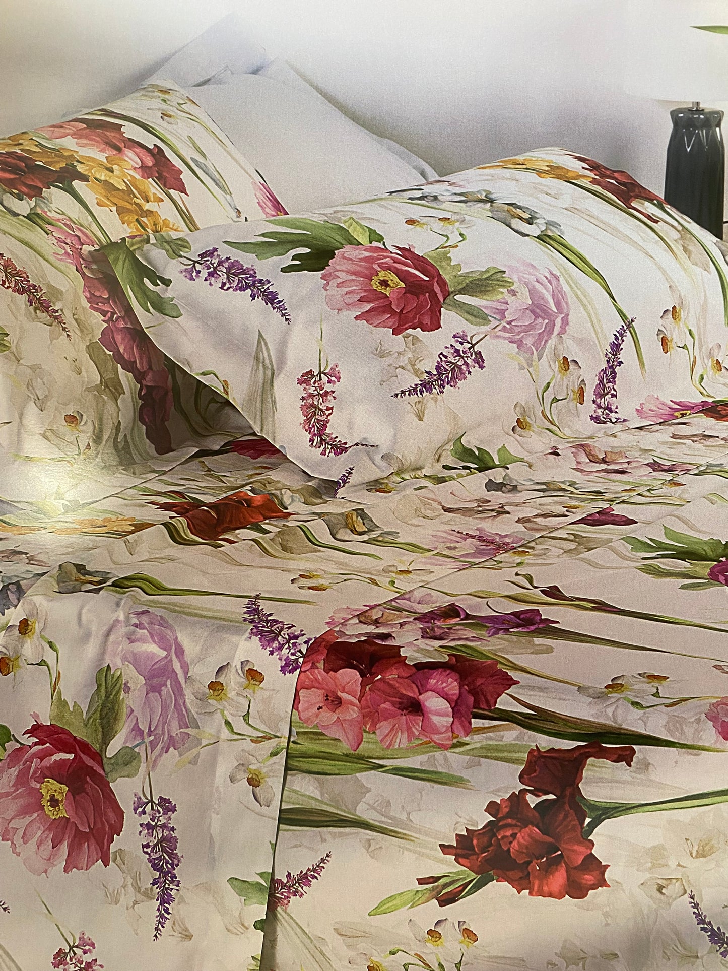 Mirabello Completo Lenzuola letto Due piazze in fine Percalle di Cotone, Effetto copriletto con Doppia Balza Art. Charming flowers