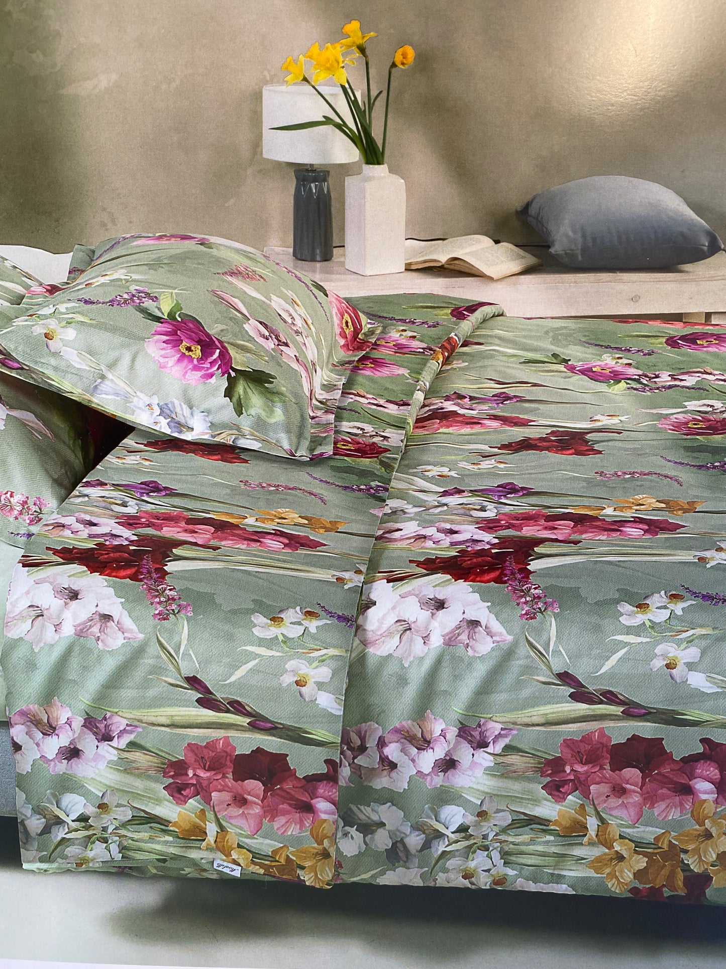 Mirabello Completo Lenzuola letto Due piazze in fine Percalle di Cotone, Effetto copriletto con Doppia Balza Art. Charming flowers
