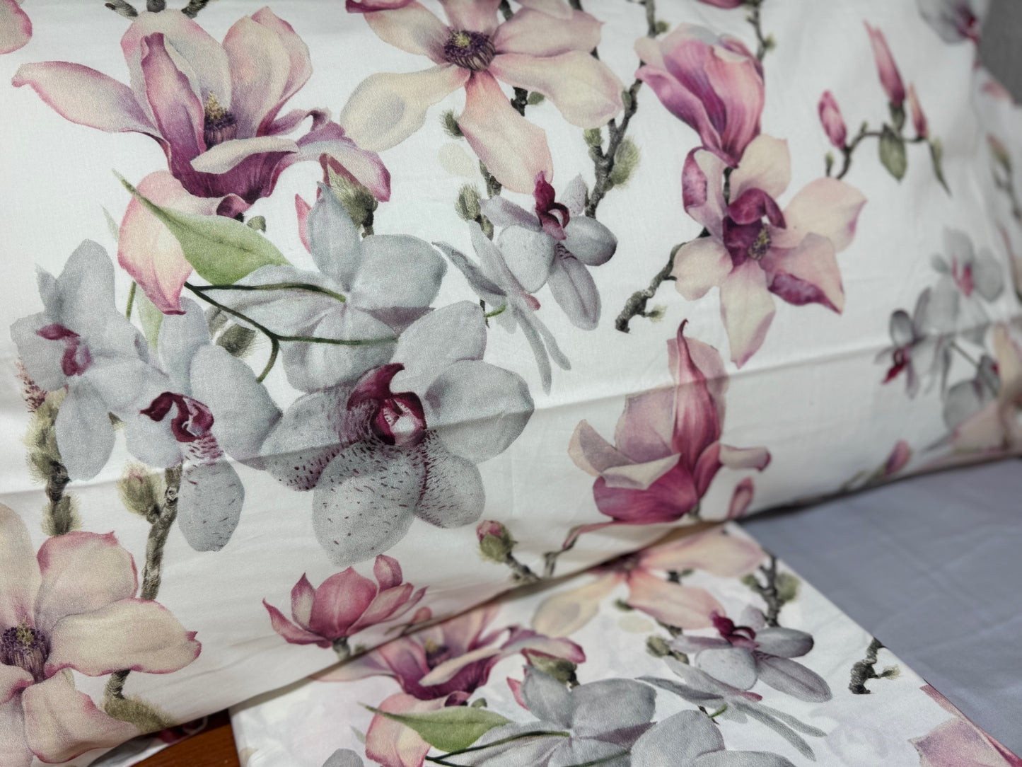 Mirabello Completo Lenzuola letto Due piazze in fine Percalle di Cotone, Effetto copriletto con Doppia Balza Art. Elegant Flowers