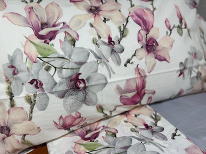 Mirabello Completo Lenzuola letto Due piazze in fine Percalle di Cotone, Effetto copriletto con Doppia Balza Art. Elegant Flowers