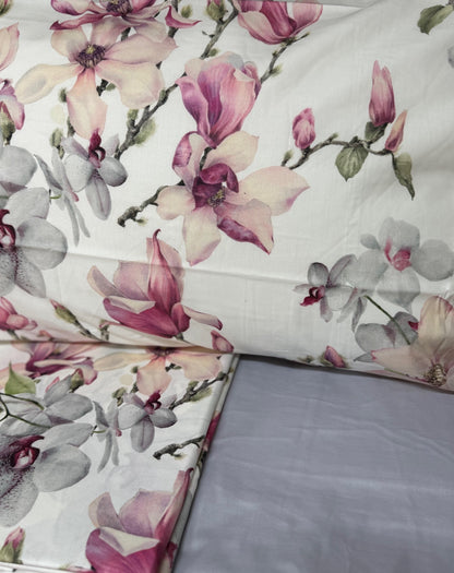 Mirabello Completo Lenzuola letto Due piazze in fine Percalle di Cotone, Effetto copriletto con Doppia Balza Art. Elegant Flowers