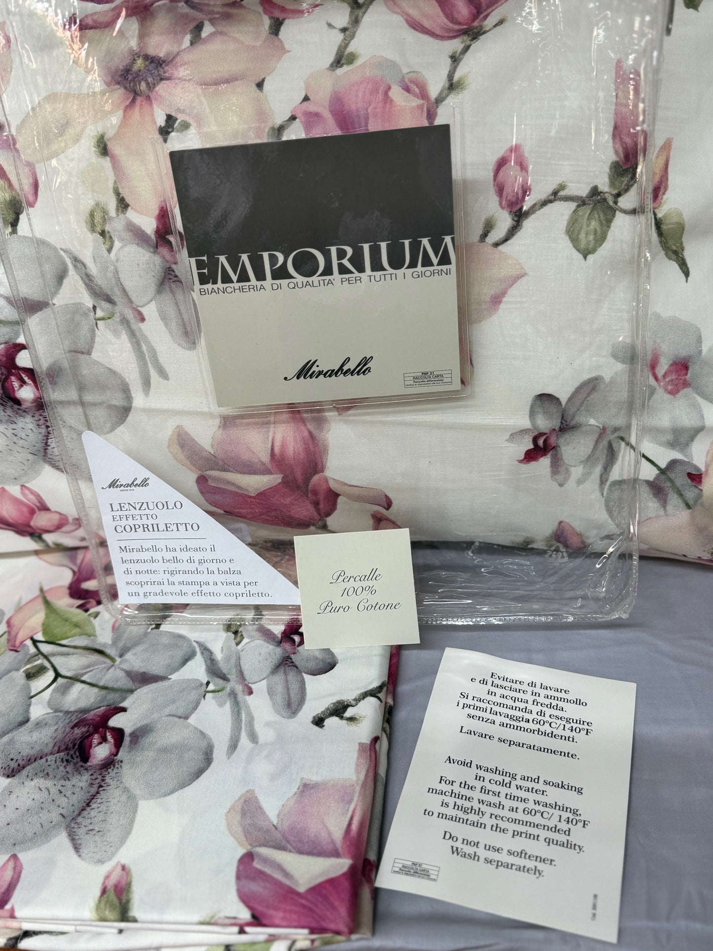 Mirabello Completo Lenzuola letto Due piazze in fine Percalle di Cotone, Effetto copriletto con Doppia Balza Art. Elegant Flowers