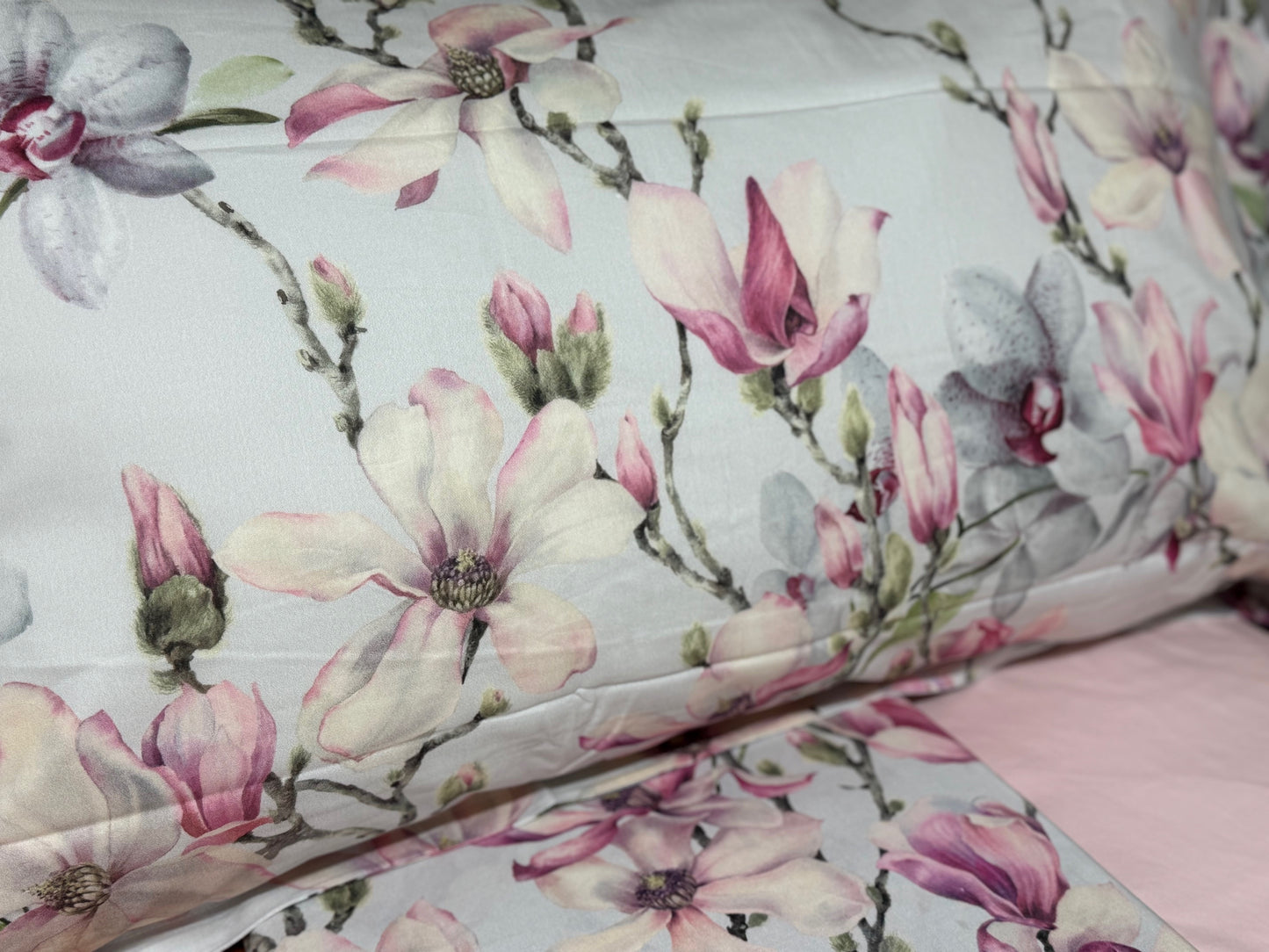 Mirabello Completo Lenzuola letto Due piazze in fine Percalle di Cotone, Effetto copriletto con Doppia Balza Art. Elegant Flowers