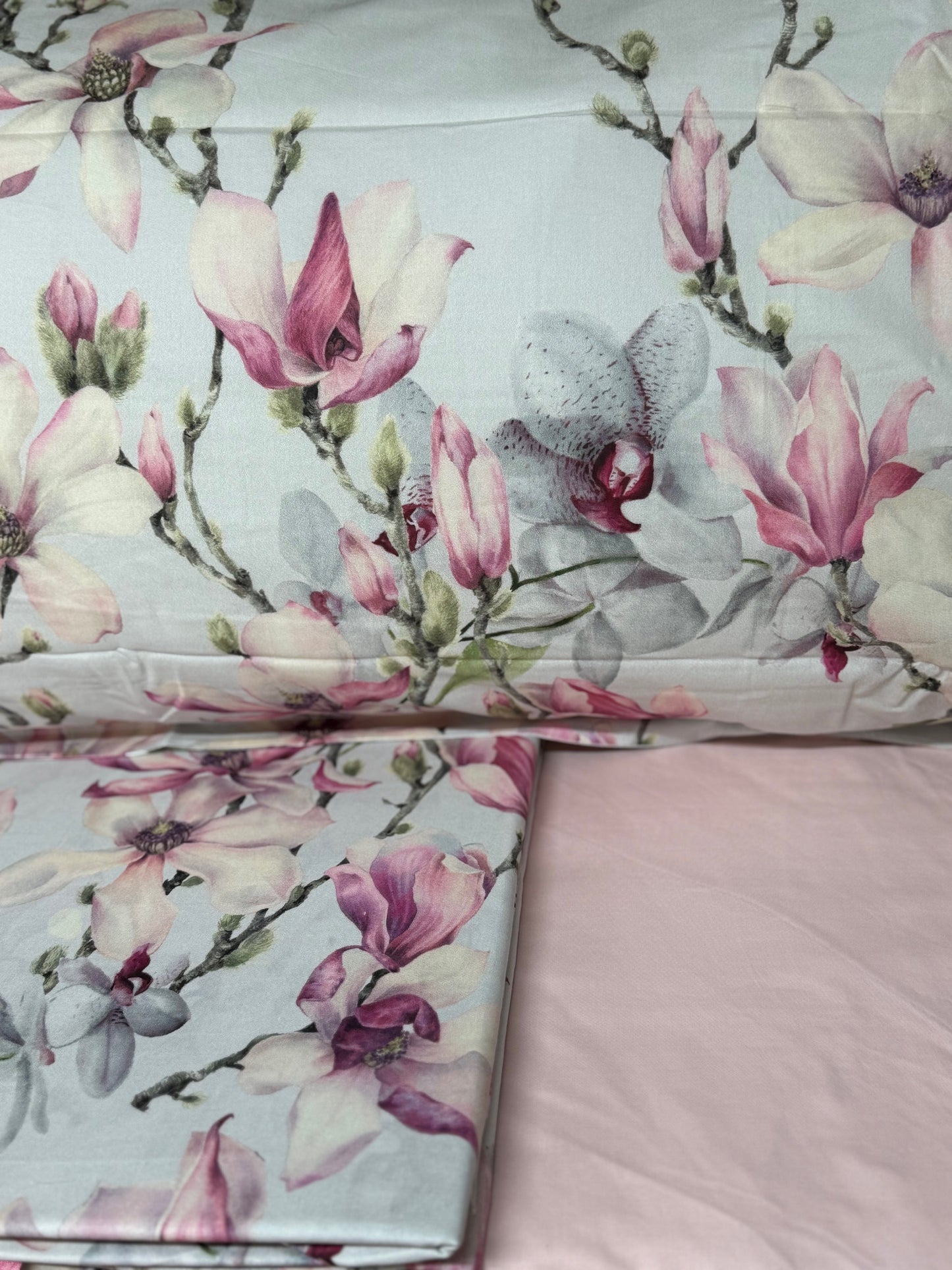 Mirabello Completo Lenzuola letto Due piazze in fine Percalle di Cotone, Effetto copriletto con Doppia Balza Art. Elegant Flowers