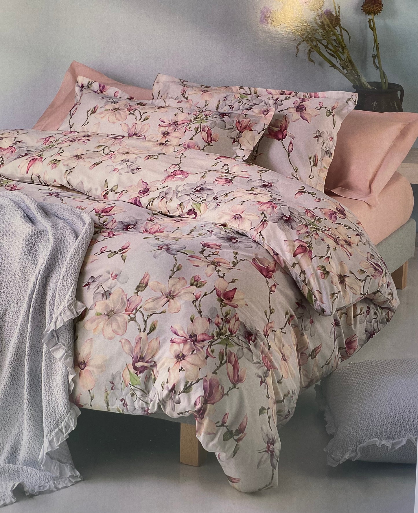 Mirabello Completo Lenzuola letto Due piazze in fine Percalle di Cotone, Effetto copriletto con Doppia Balza Art. Elegant Flowers