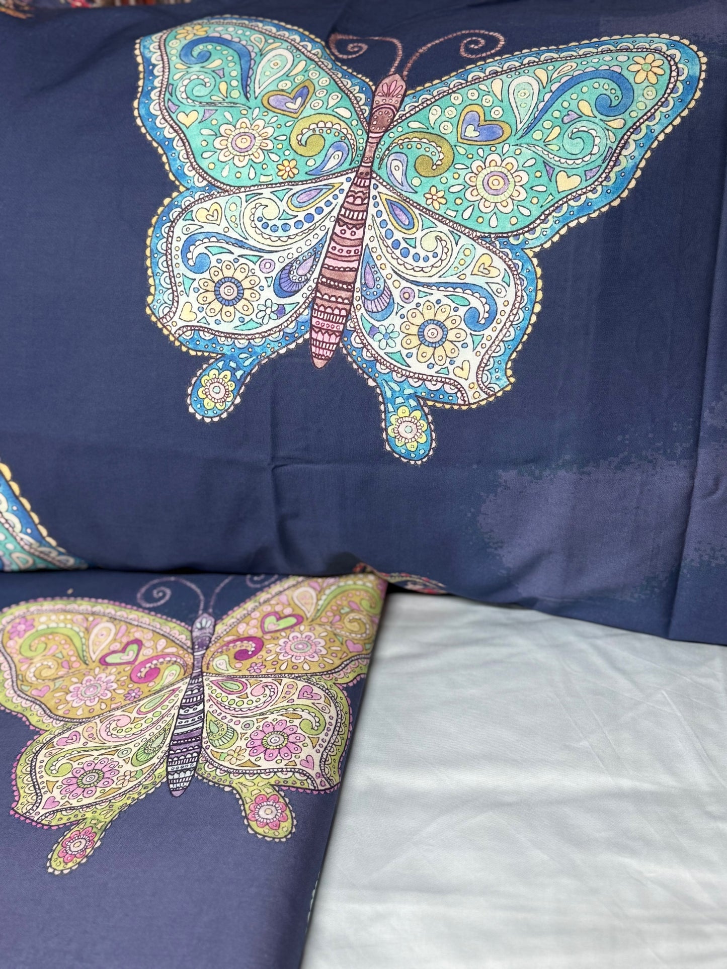 Mirabello Completo Lenzuola letto Due piazze in fine Percalle di Cotone, Effetto copriletto con Doppia Balza Art. Mariposa