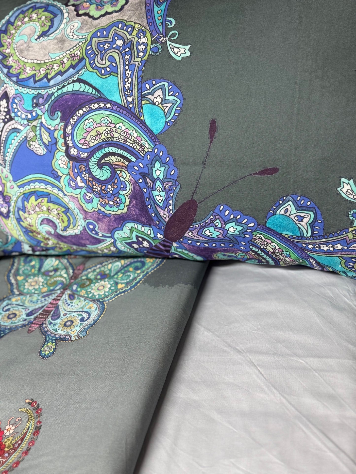 Mirabello Completo Lenzuola letto Due piazze in fine Percalle di Cotone, Effetto copriletto con Doppia Balza Art. Mariposa