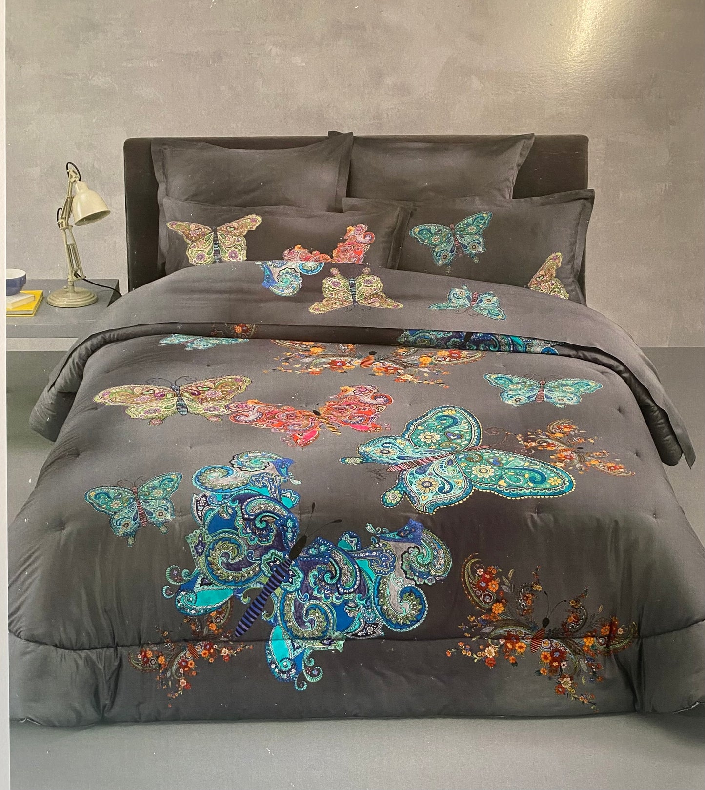 Mirabello Completo Lenzuola letto Due piazze in fine Percalle di Cotone, Effetto copriletto con Doppia Balza Art. Mariposa