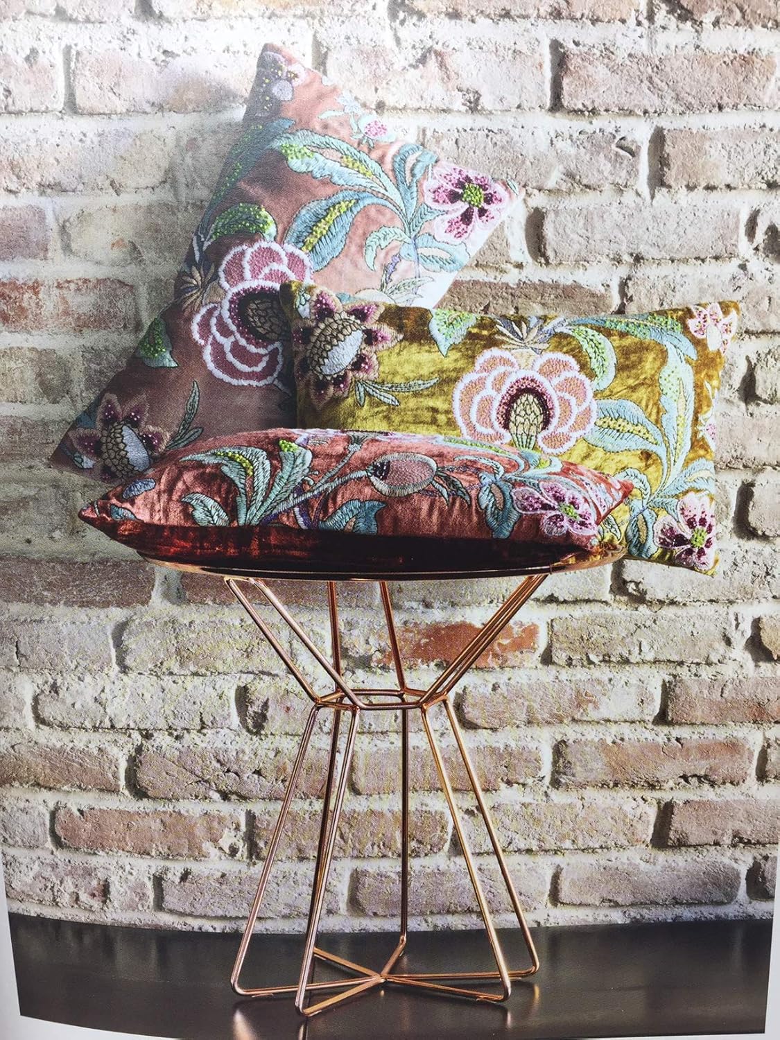 Fazzini Cuscino d'arredamento in Velluto Finemente Ricamato con strassini applicati Art. Windsor cm. 30x50